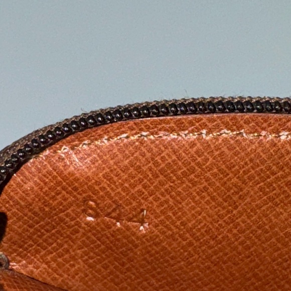 100% Authentic Louis Vuitton Monogram Secrete Passport Holder - Picture 4 of 10